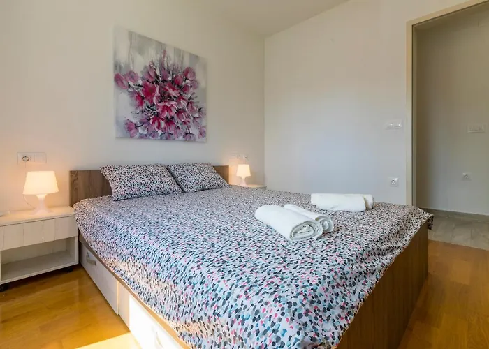 アパート Mb ツリクヴェニツァ